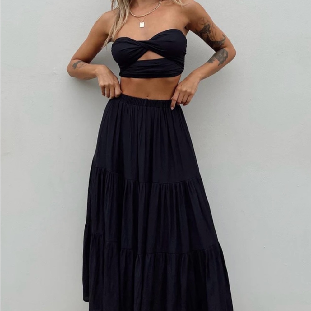 Chic black 2-piece set: twist-front crop top & tiered maxi skirt